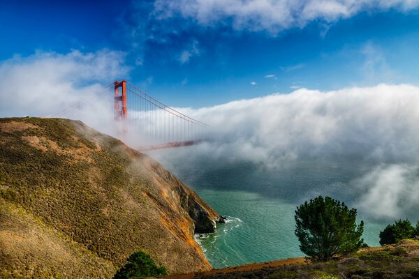 Pont de Californie dans le brouillard sur fond de ciel bleu