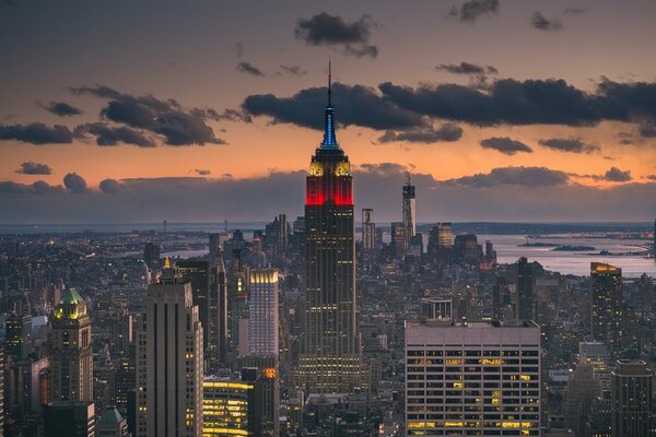 Gratte-ciel dans la ville du soir sur une énorme île