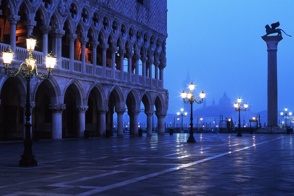 Piazzetta und der venezianische Löwe im Licht der Abendlaternen, Stadt Venedig, Italien