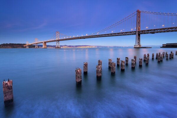 Hermoso puente de noche con linternas