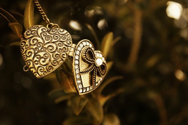 Heart-shaped pendant made of gold