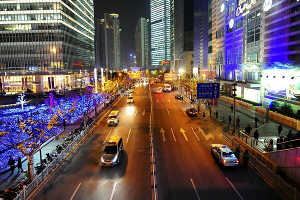 Strada trafficata di Shanghai di notte