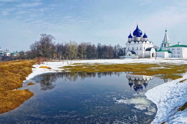 Православный храм на берегу реки