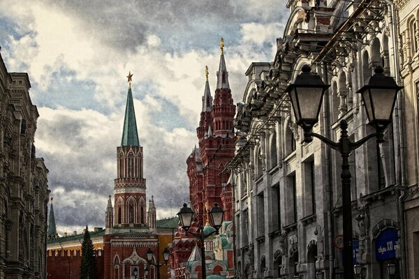 Kremlin dans le vieux Moscou avant la pluie