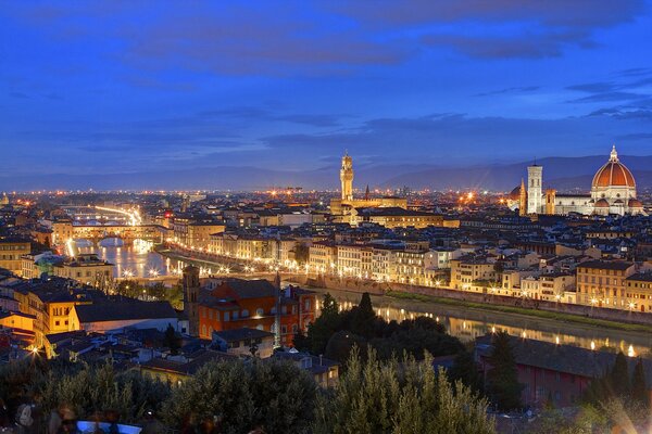 Grande Italie et des centaines de lumières