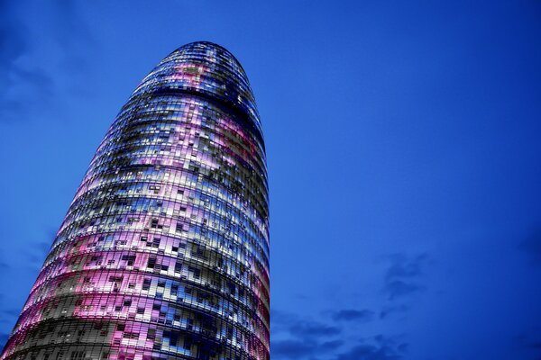 Ein Turm in Spanien. Blauer Himmel mit Wolken