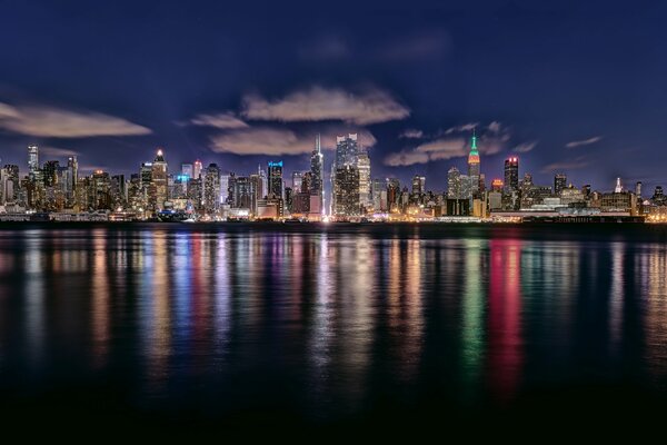 Nächtliches New York in den USA. Die Reflexion der Stadt im Fluss