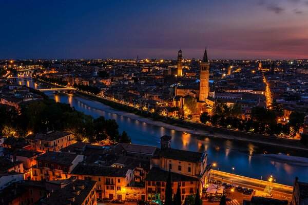 Lumières de la ville à Vérone en été