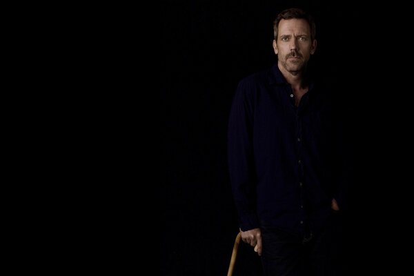 Attore di Dr. House . Hugh Laurie su sfondo nero.