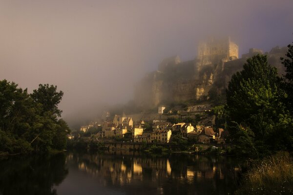 Castello medievale sulla riva del fiume la sera