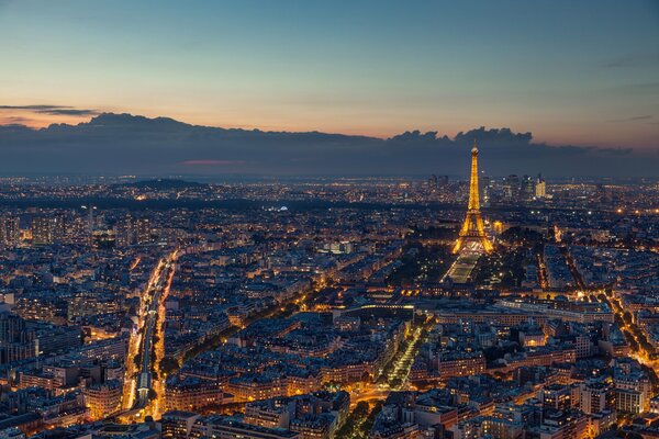 La tour Eiffel à la lumière de la ville du soir