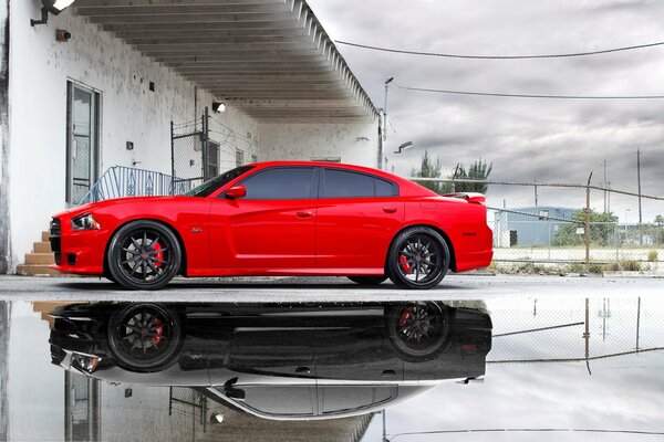 Voiture rouge Dodge près du bâtiment