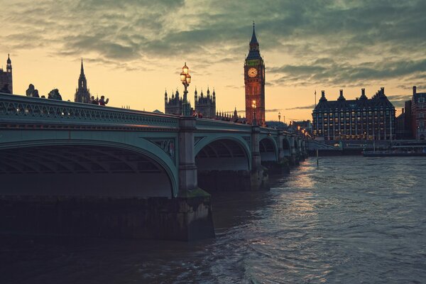 Imagen de la noche de Londres junto al río