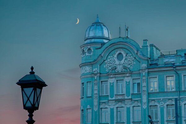 Lune du matin et lanterne