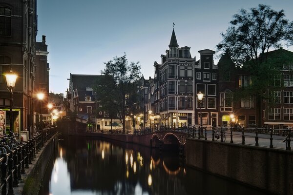 Calles nocturnas con canales, Holanda