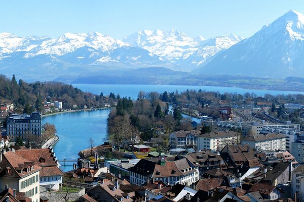 Schöne Aussicht auf die Berge in der Schweiz