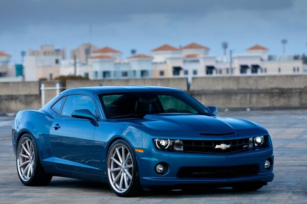 El Chevrolet azul llega a la ciudad