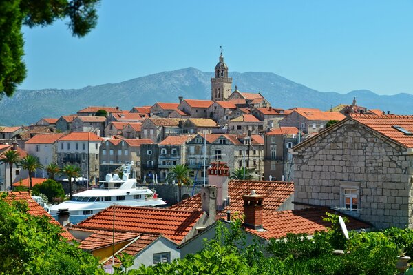 Casco antiguo de Croacia con vistas a la montaña