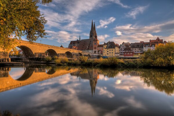 Reflexion im Schlosssee mit Wolken