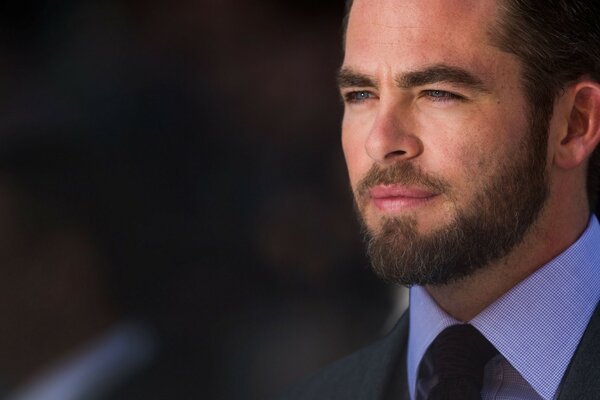 Chris pine im hemd mit blauem kragen