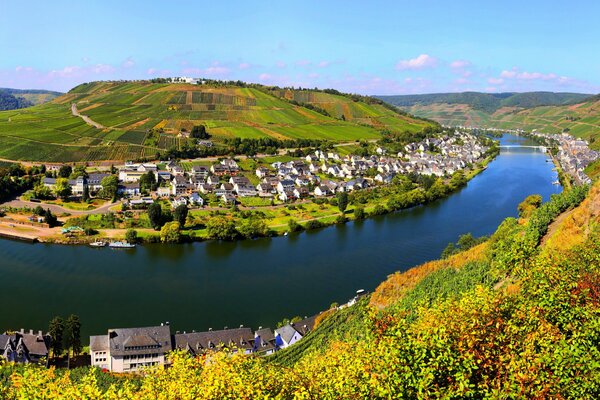 Un río pasa por una ciudad en Alemania