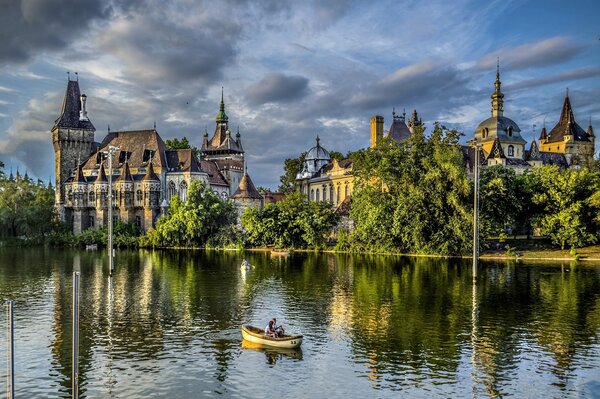 Un antiguo castillo en medio de la naturaleza y el lago