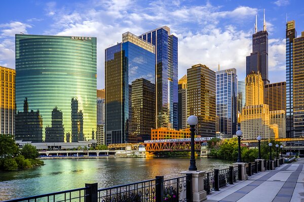 The embankment of the city of Illinois on the bridge with skyscrapers