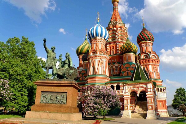 Monument de Moscou sur fond de ciel bleu