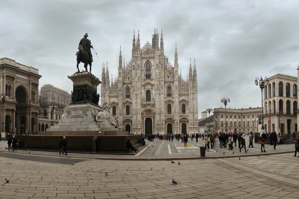 Milan-esthétique urbaine de la place et de la cathédrale