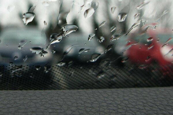 Gotas de lluvia en el vidrio del coche , gotas transparentes