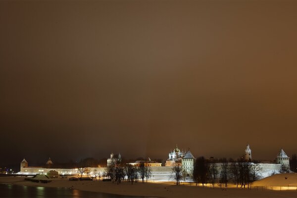 Vue du Kremlin de Novgorod de nuit