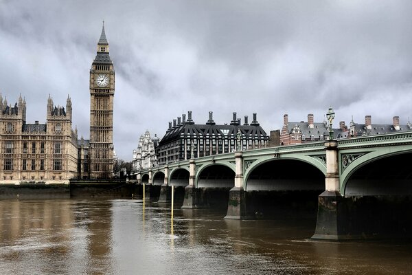 Le grand pont et la ville sombre