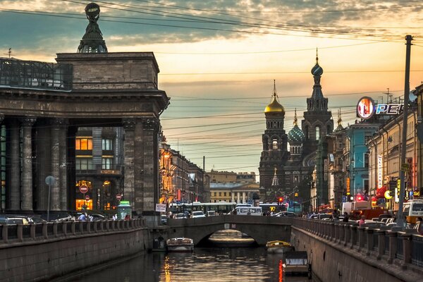 Belle perspective Nevsky avec le canal Griboedov et le temple du Sauveur sur le sang