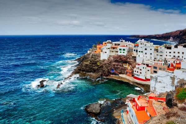 Eine Stadt auf Felsen und Steinen am Meer