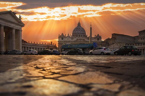 Autos im Hintergrund des Sonnenuntergangs in Rom