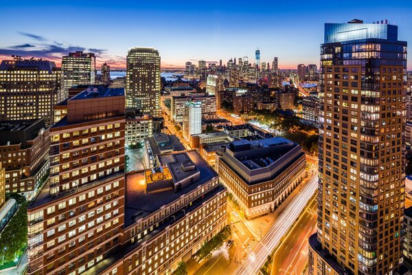 Edificios altos en la noche de nueva York