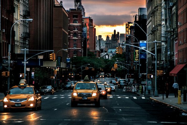 Eine belebte New Yorker Straße im Morgengrauen