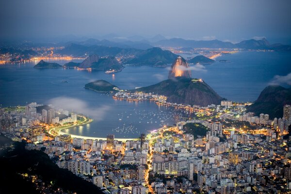 Panorama de la ciudad nocturna de río de Janeiro