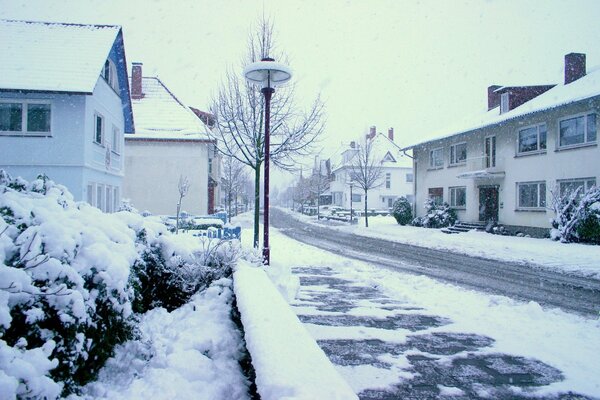 Invierno nevado en la calle de la ciudad