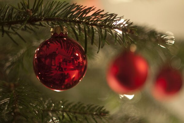 Capodanno, giocattoli festivi sull albero di Natale