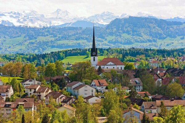 Terrain montagneux en Suède avec des maisons bâtiments et église