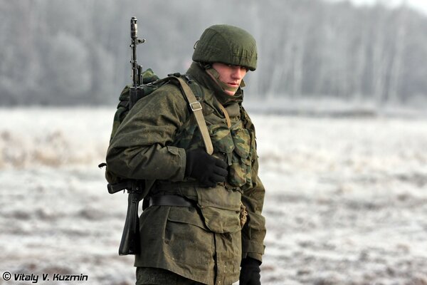 Russischer Soldat, der in der Luftwaffe arbeitet