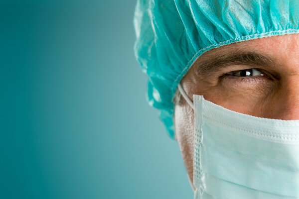 Faccia del medico in maschera su sfondo blu