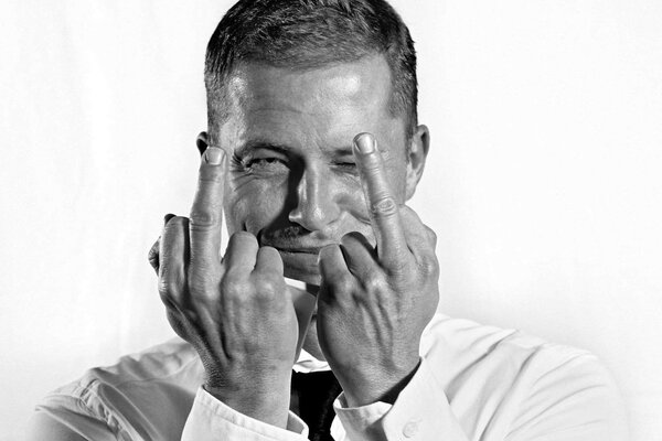 Til schweiger gesten mit den händen