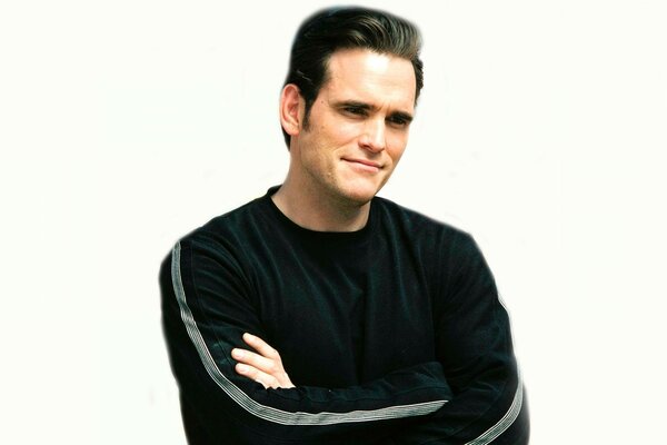 Matt Dillon en negro sobre fondo blanco