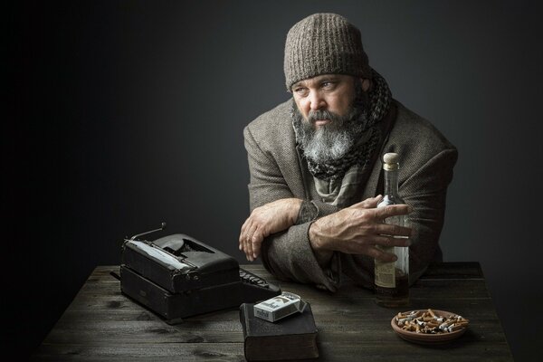 Portrait d un homme envahi par la végétation avec des cigarettes et une bouteille