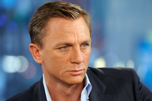 Attore Daniel Craig con uno sguardo meditabondo