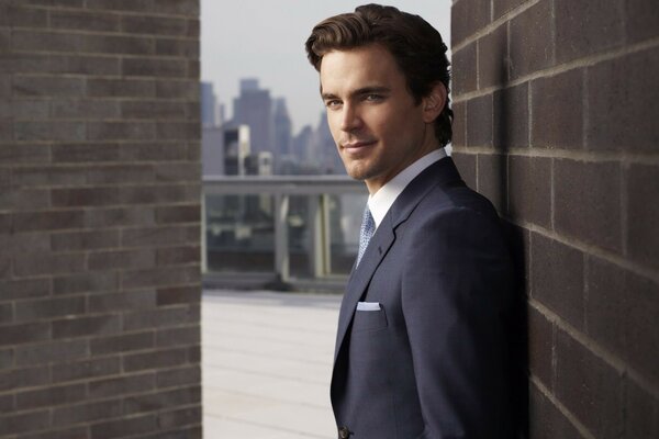 Matthew Bomer na tle metropolii