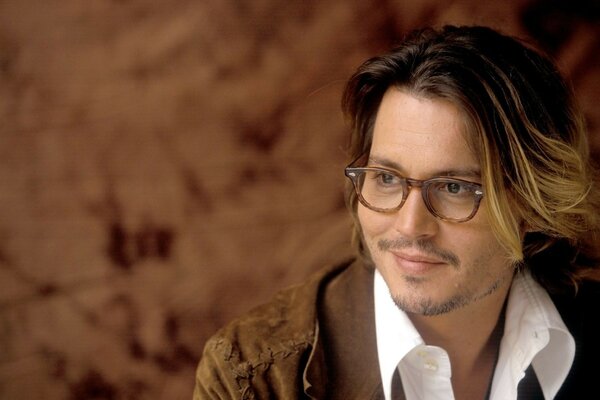 Johnny Depp à lunettes sourit