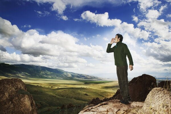 Homme qui crie dans les montagnes